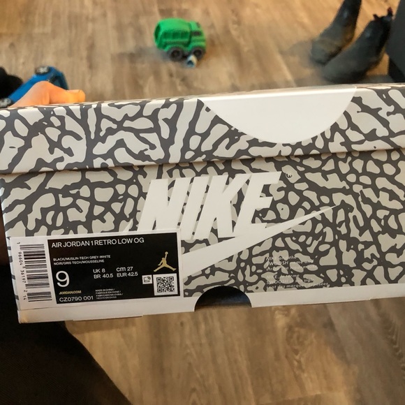 Brand new never worn size 9. We’re purchased through the SNKRS APP. - Picture 2 of 4